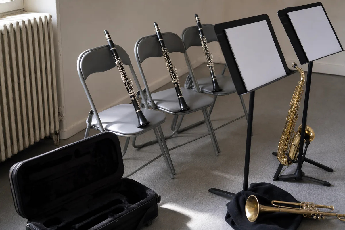 Pupitre de clarinettes et de cuivres installé dans une salle de répétition municipale